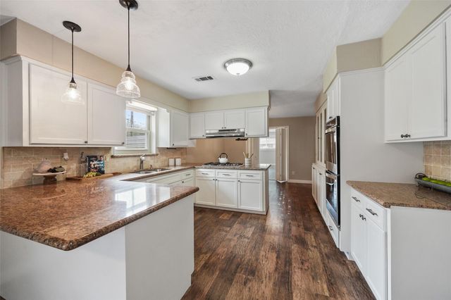 301 Mimosa Drive, Hitchcock, TX 77563