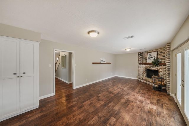 301 Mimosa Drive, Hitchcock, TX 77563