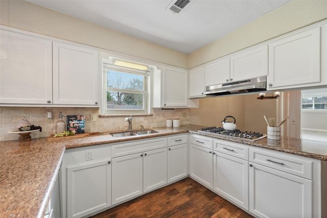 301 Mimosa Drive, Hitchcock, TX 77563