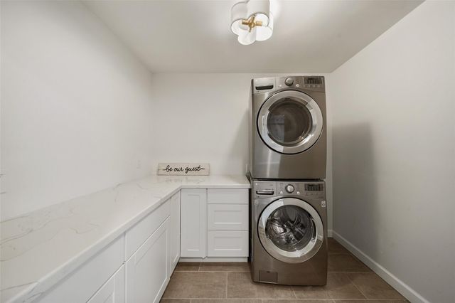 301 Mimosa Drive, Hitchcock, TX 77563