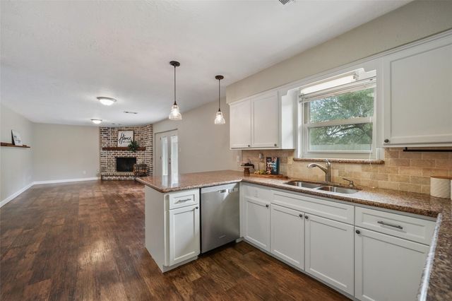 301 Mimosa Drive, Hitchcock, TX 77563