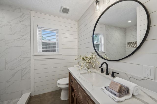 301 Mimosa Drive, Hitchcock, TX 77563