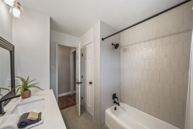 301 Mimosa Drive, Hitchcock, TX 77563