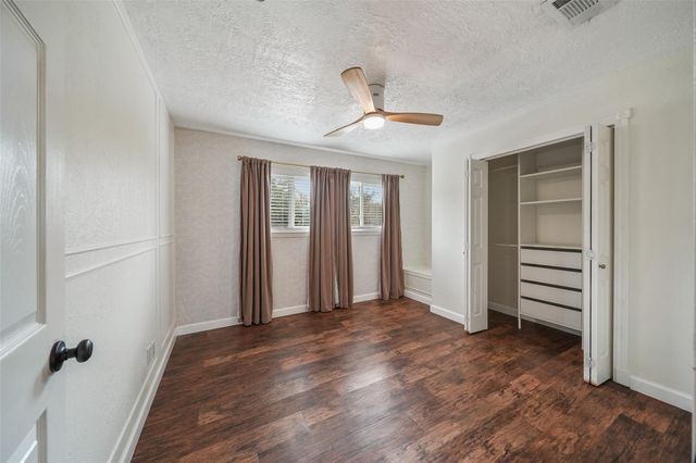 301 Mimosa Drive, Hitchcock, TX 77563