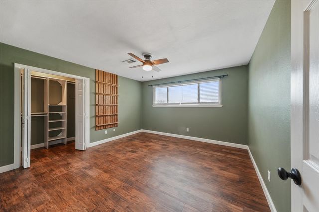 301 Mimosa Drive, Hitchcock, TX 77563