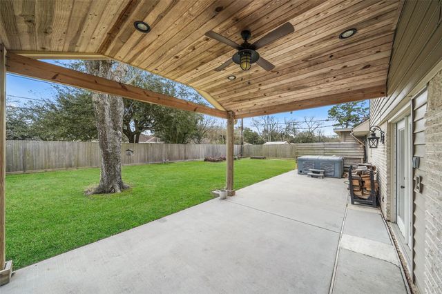 301 Mimosa Drive, Hitchcock, TX 77563