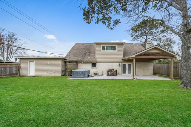 301 Mimosa Drive, Hitchcock, TX 77563