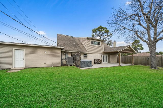 301 Mimosa Drive, Hitchcock, TX 77563