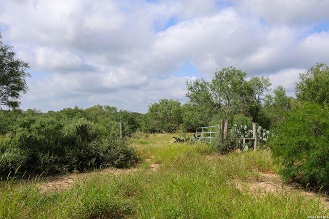 8711 County Road 1301, Moore, TX 78057