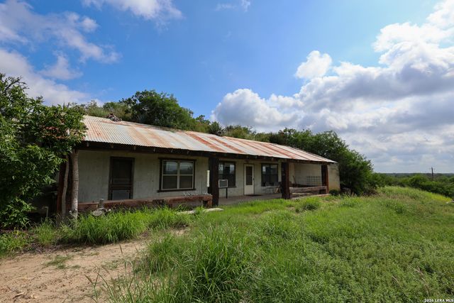 8711 County Road 1301, Moore, TX 78057