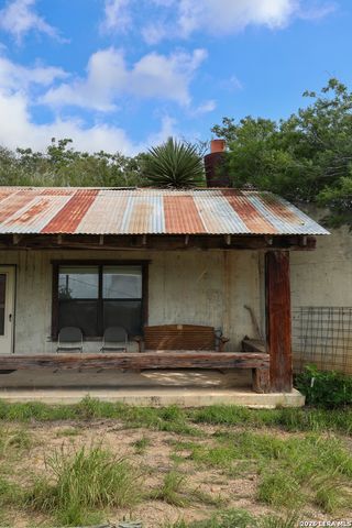 8711 County Road 1301, Moore, TX 78057