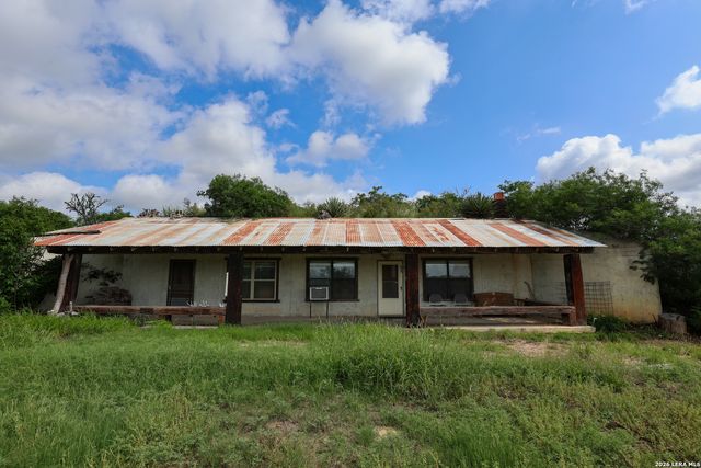 8711 County Road 1301, Moore, TX 78057