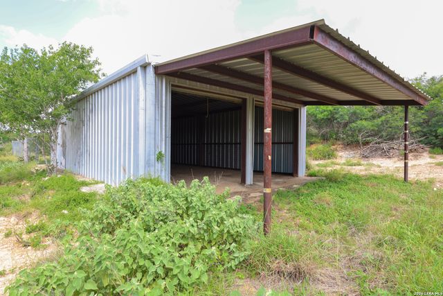 8711 County Road 1301, Moore, TX 78057