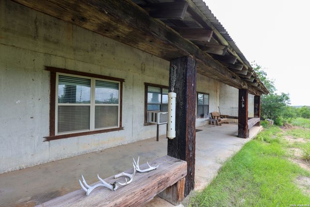 8711 County Road 1301, Moore, TX 78057