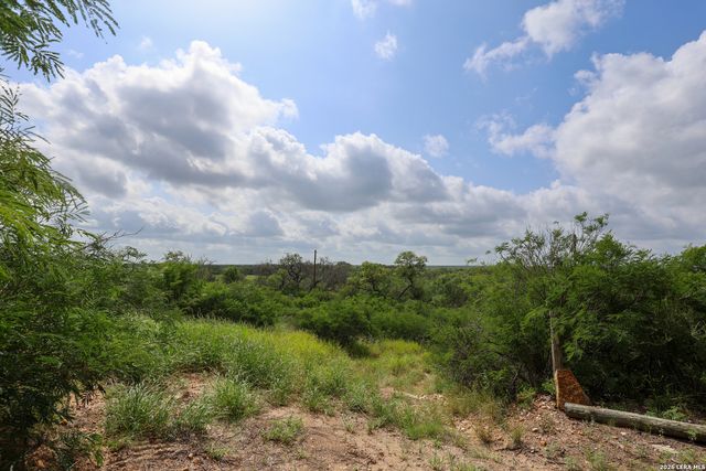8711 County Road 1301, Moore, TX 78057
