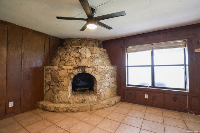 8711 County Road 1301, Moore, TX 78057