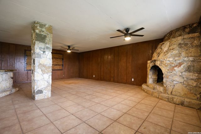 8711 County Road 1301, Moore, TX 78057