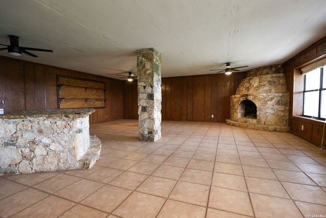 8711 County Road 1301, Moore, TX 78057