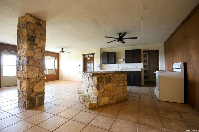 8711 County Road 1301, Moore, TX 78057