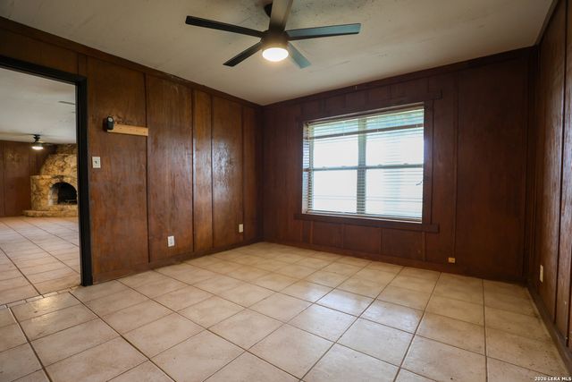 8711 County Road 1301, Moore, TX 78057