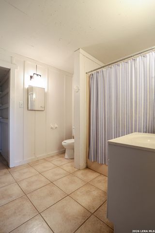 8711 County Road 1301, Moore, TX 78057
