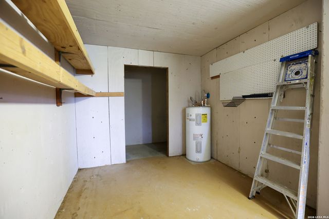 8711 County Road 1301, Moore, TX 78057