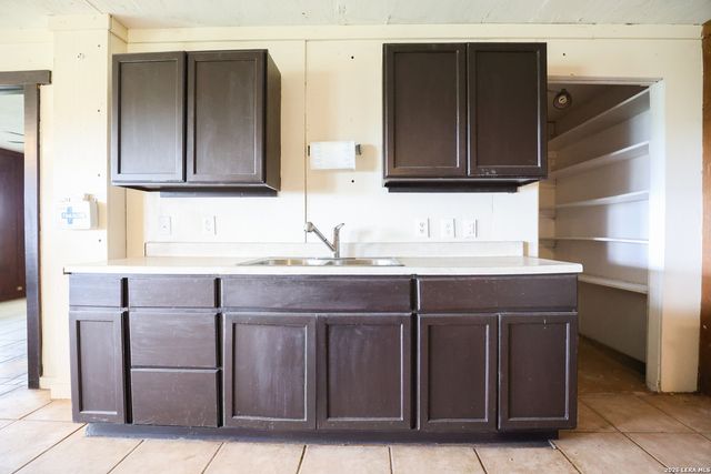 8711 County Road 1301, Moore, TX 78057