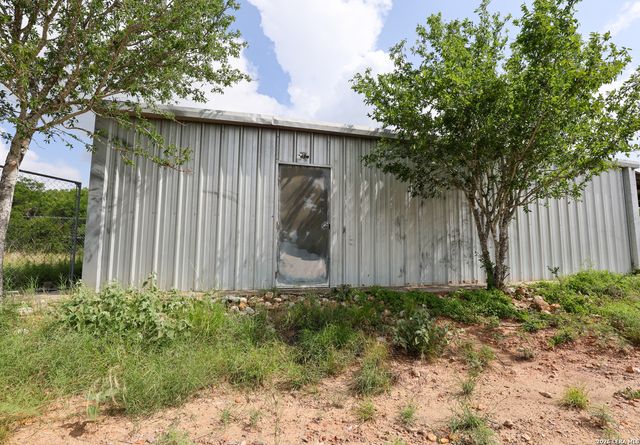8711 County Road 1301, Moore, TX 78057