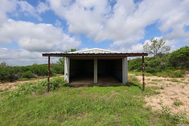 8711 County Road 1301, Moore, TX 78057