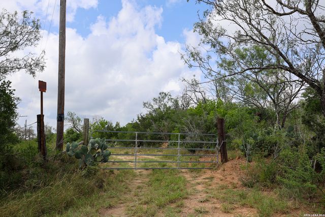 8711 County Road 1301, Moore, TX 78057