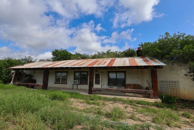 8711 County Road 1301, Moore, TX 78057
