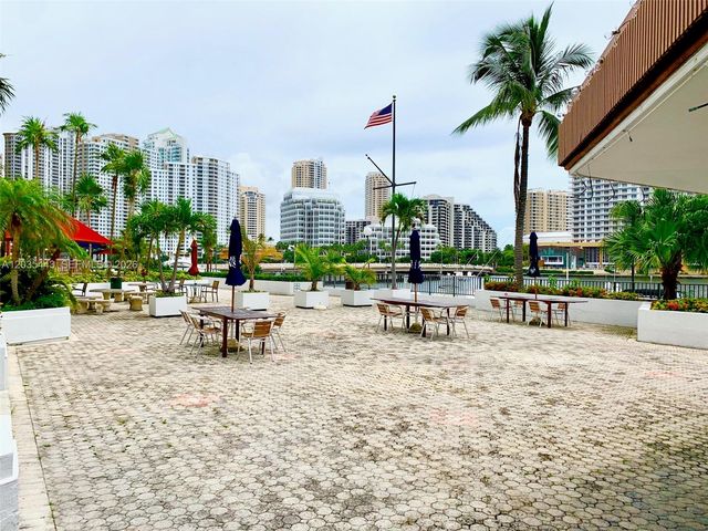 801 Brickell Bay Drive 1469, Miami, FL 33131
