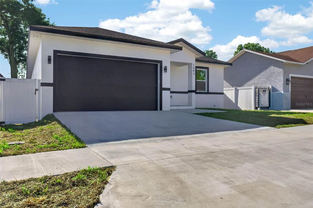 Image 2 of property listing at 1603 WRIGHT DRIVE, Lakeland, FL 33805