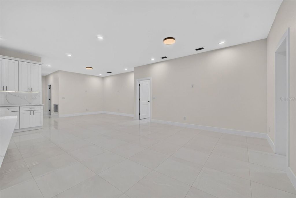Image 11 of property listing at 1603 WRIGHT DRIVE, Lakeland, FL 33805