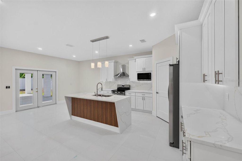 Image 15 of property listing at 1603 WRIGHT DRIVE, Lakeland, FL 33805