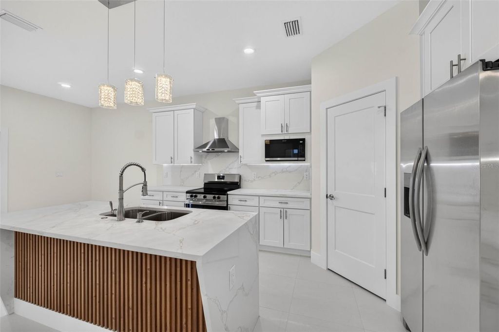 Image 16 of property listing at 1603 WRIGHT DRIVE, Lakeland, FL 33805