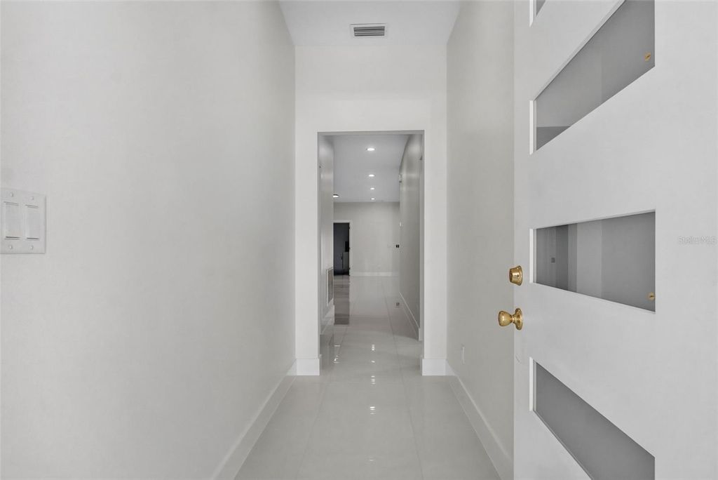 Image 6 of property listing at 1603 WRIGHT DRIVE, Lakeland, FL 33805