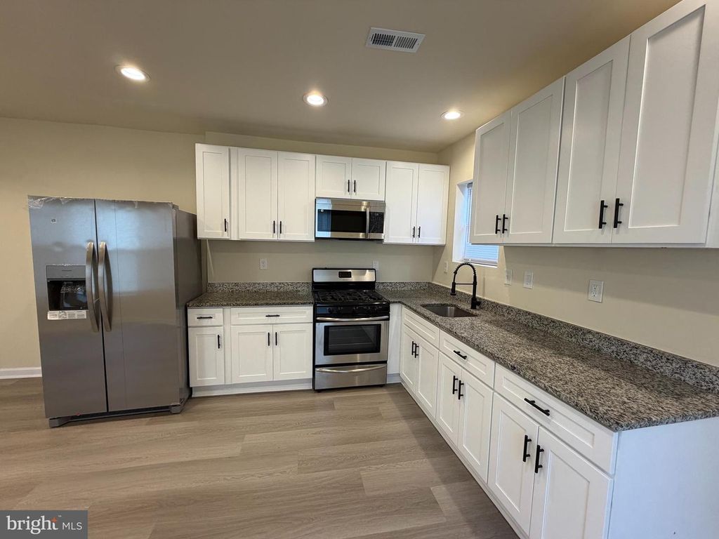 Image 7 of property listing at 601 N CLINTON ST, Baltimore, MD 21205