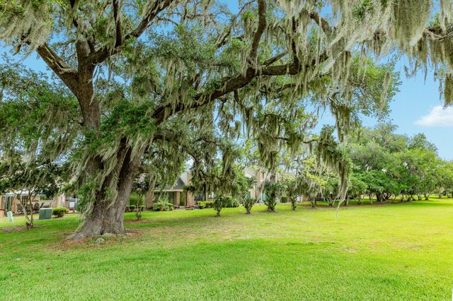 1808 Veranda Drive, West Columbia, TX 77486