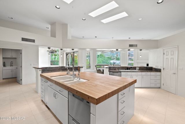 3211 E Blossom Dancer Lane, Tucson, AZ 85718