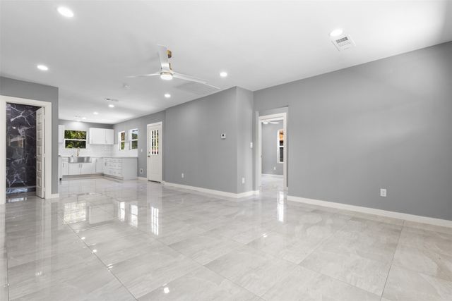 526 SE 11th, Grand Prairie, TX 75051