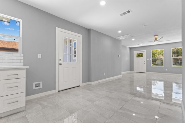 526 SE 11th, Grand Prairie, TX 75051