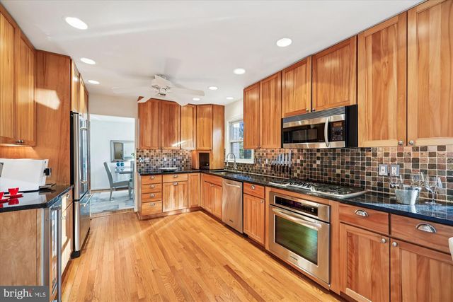 9304 BELLS MILL RD, Potomac, MD 20854