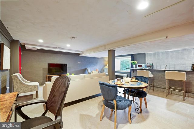 9304 BELLS MILL RD, Potomac, MD 20854