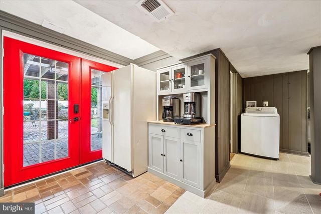 9304 BELLS MILL RD, Potomac, MD 20854