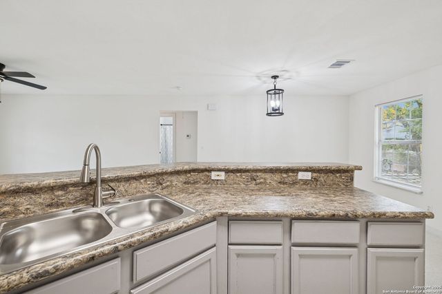 1349 Rivas St, San Antonio, TX 78207