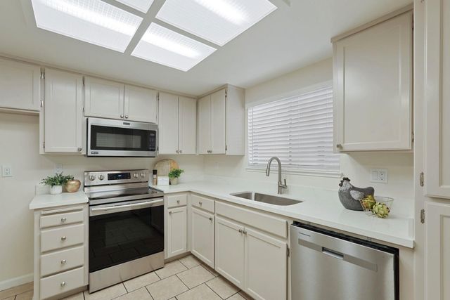 961 Countryside Dr, Turlock, CA 95380