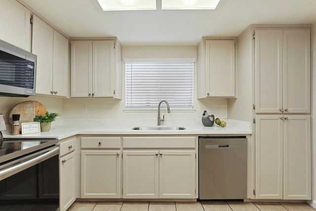 961 Countryside Dr, Turlock, CA 95380