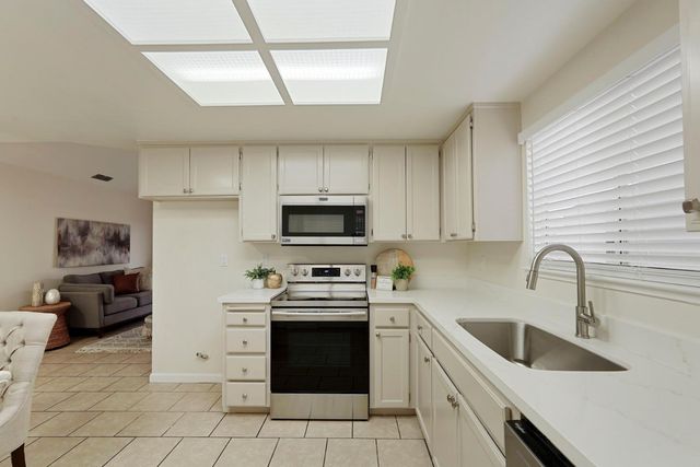 961 Countryside Dr, Turlock, CA 95380