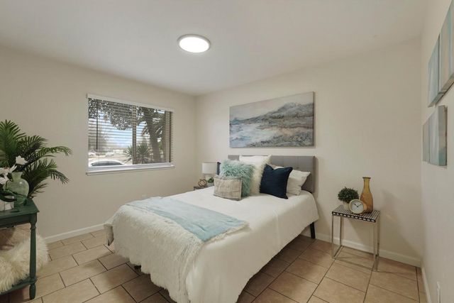 961 Countryside Dr, Turlock, CA 95380